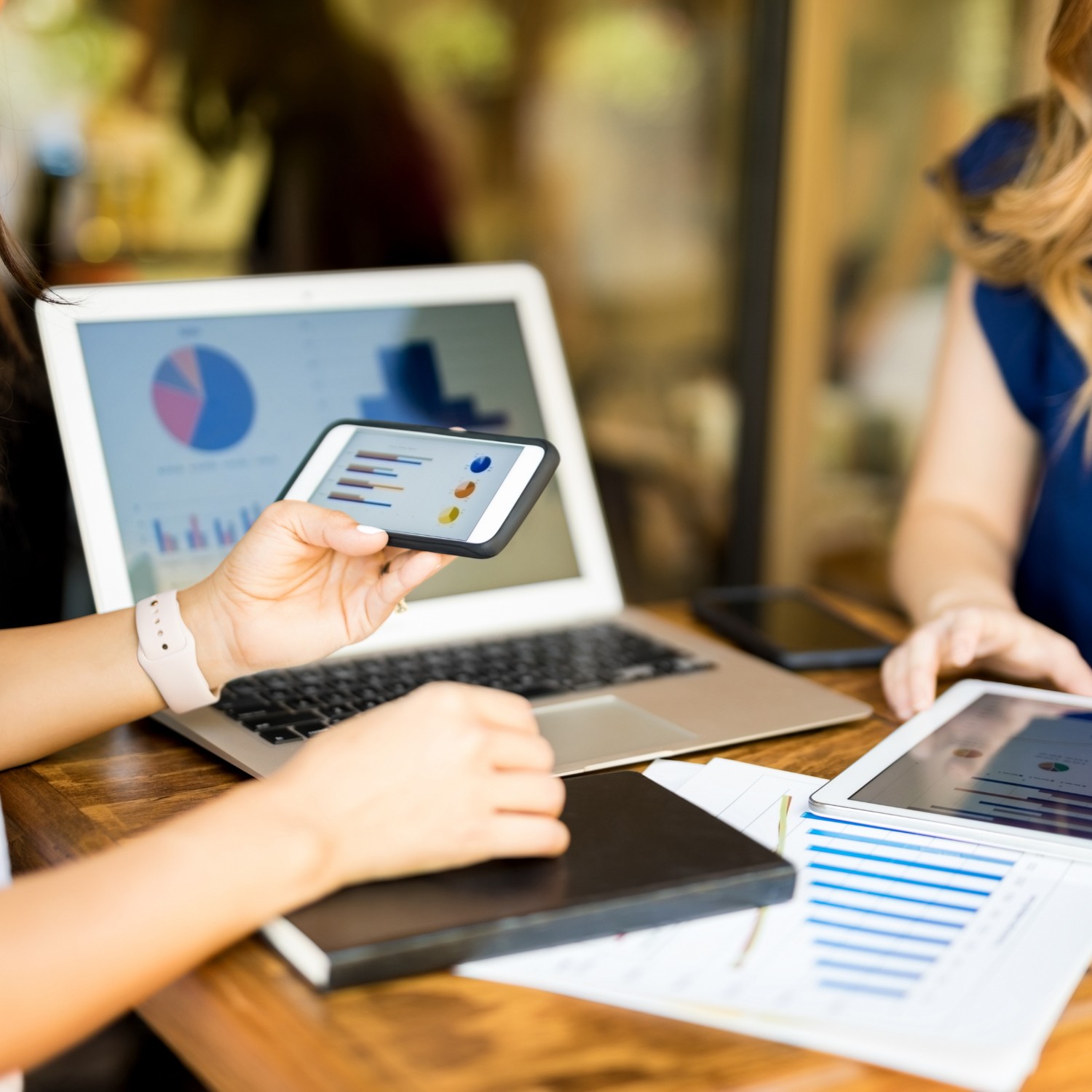 Marketer working on local SEO.